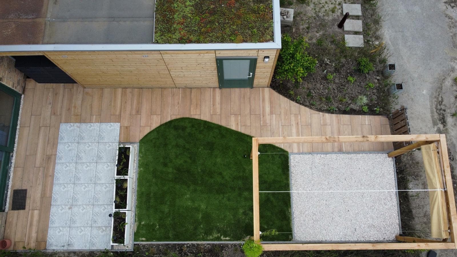 Modern tuinhuis in zwart hout
