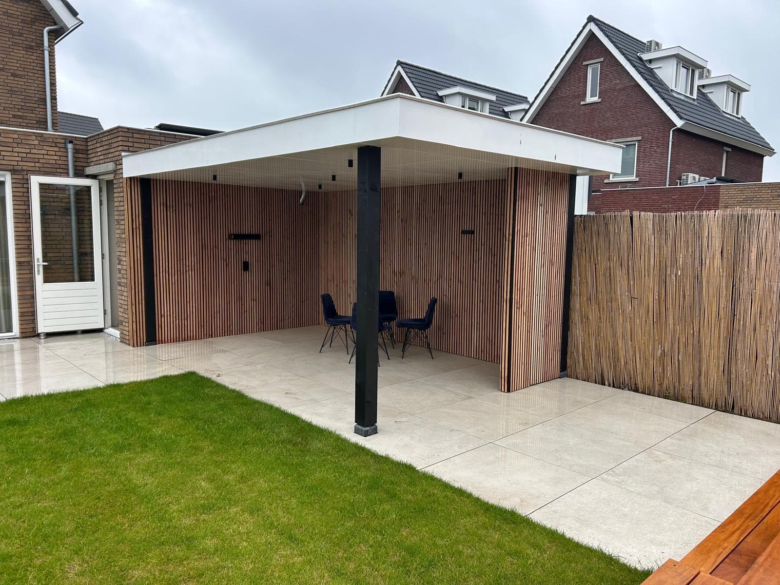 Modern tuinhuis in zwart hout