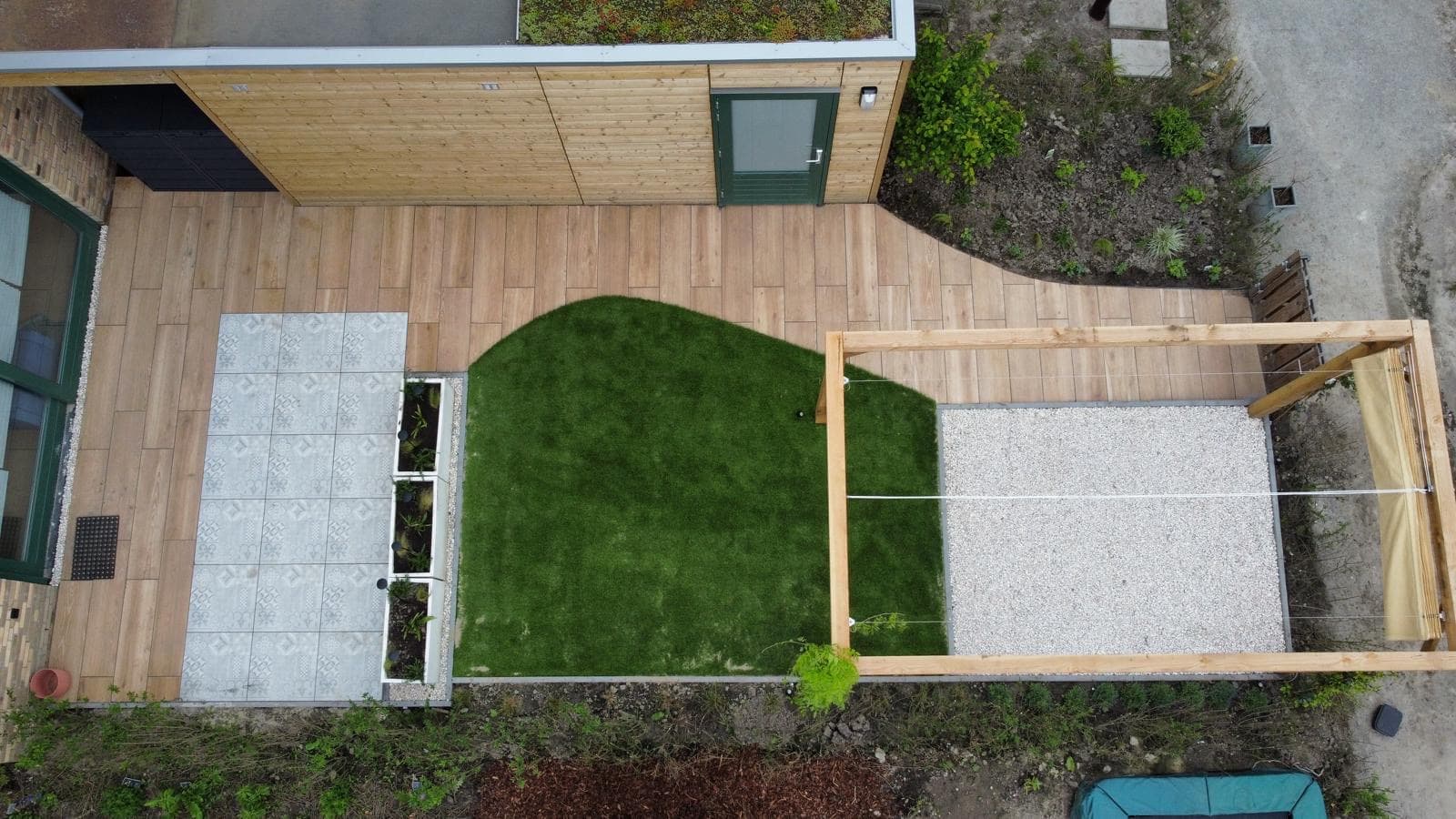 Complete tuinaanleg in West-Brabant, luchtfoto van aangelegde tuin