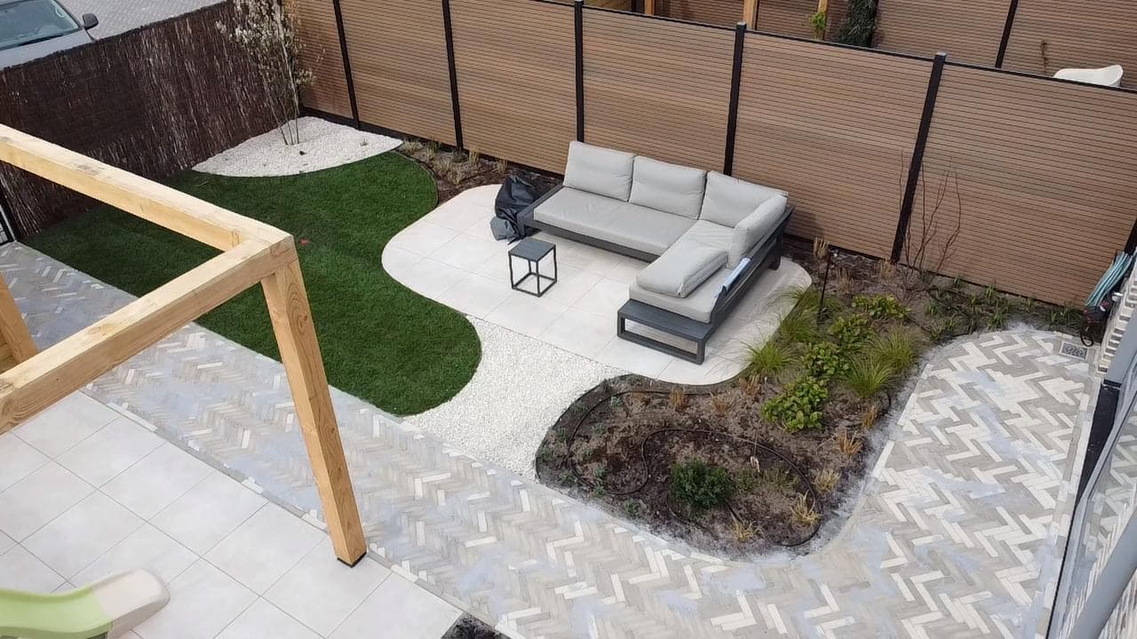 Complete tuinaanleg met terras en kunstgras in West-Brabant