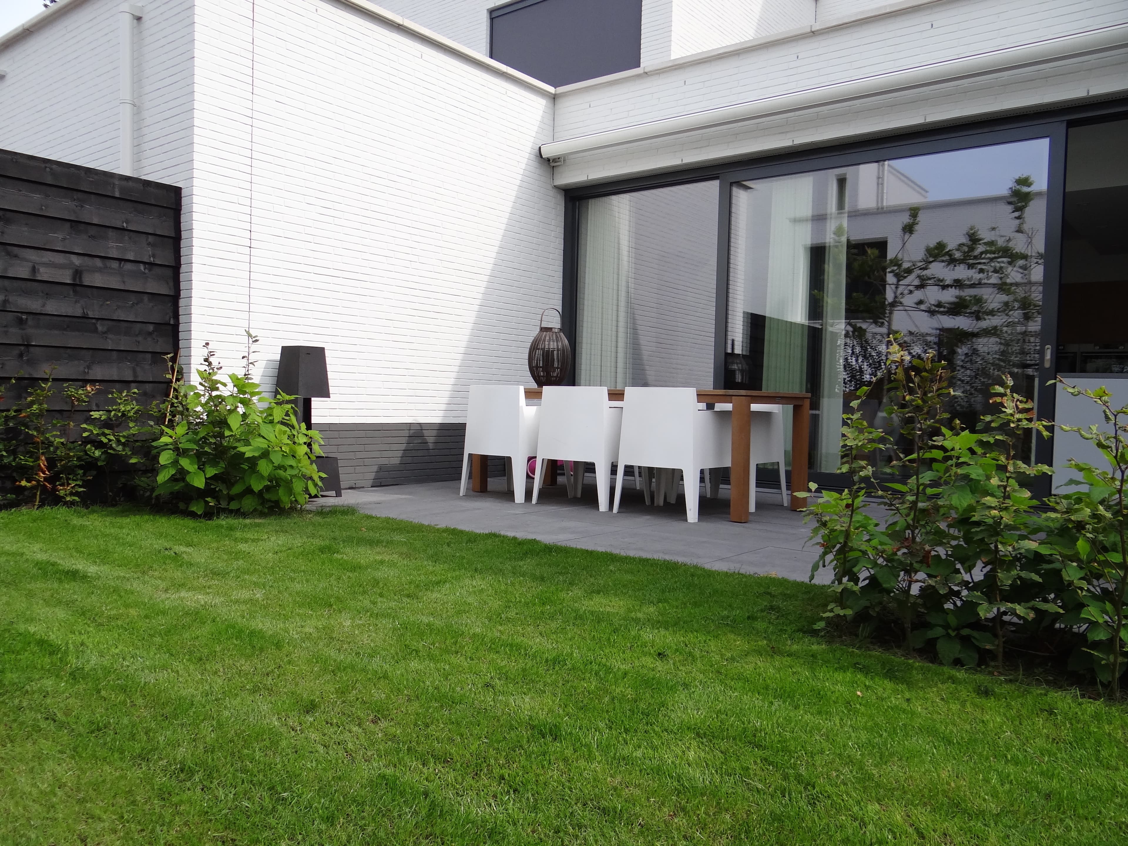 Vers aangelegde nieuwbouwtuin met gazon en terras na grondwerk